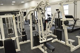 Posilovací stroj přítahy na záda