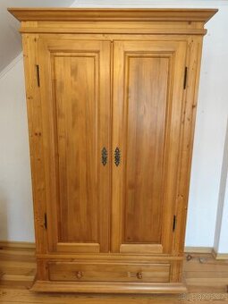 Starožitná šatní skříň