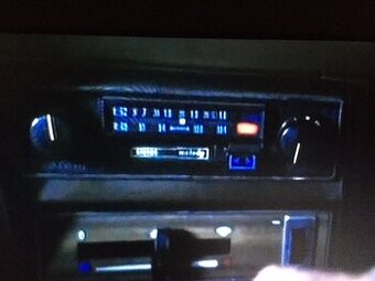 staré autorádio do Chrysler 180