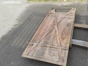 Staré železné dveře, plechové dveře