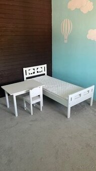 postel se stolem a židličkou