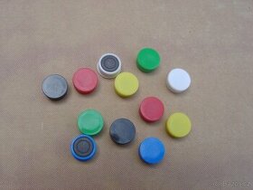 Barevné magnety v plastu