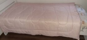 Prošívaná deka v barvě bílo růžové s umělou náplní.