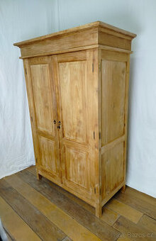 Velká masivní skříň - TEAK