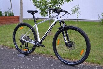 Scott Scale 930 Carbon White (L) REZERVACE