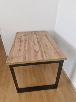 Jidelni stůl