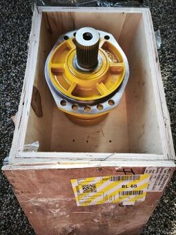 Nový hydromotor na CAT 226 B3.