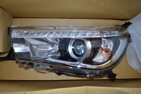 TOYOTA HILUX/VIII/Pickup/REVO 2GDFTV 2.4L predni svetlo Leve