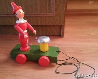 Stará tahací,cinkací,dětská hračka,lezoucí panenka na klíček