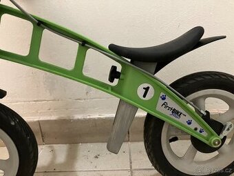 first bike + kosik  zvonek a adapter na szeni +vesta