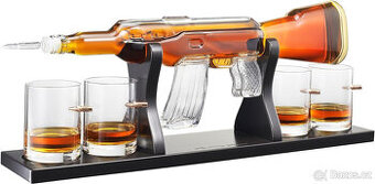 Luxusní karafa v podobě Kalashnikova