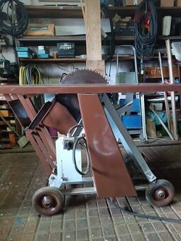 Cirkulárka s výklopným košem a hoblovkou.