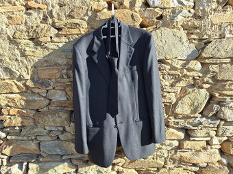 Oblek pánský s kravatou