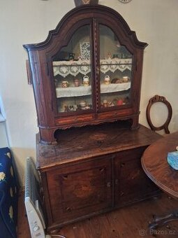 Starožitná vitrína