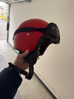 Stará helma s brýlemi