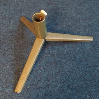 Rozkládací ocelový stojan na vánoční stromek