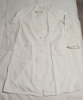 Pevný laboratorní plášť ze silnější látky