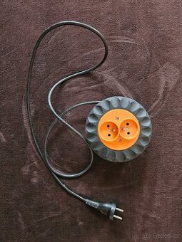 Prodám prodlužovací kabel - výsuvný až 4 metry.