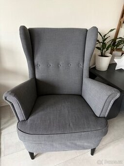 Ušák Strandmon křeslo Ikea