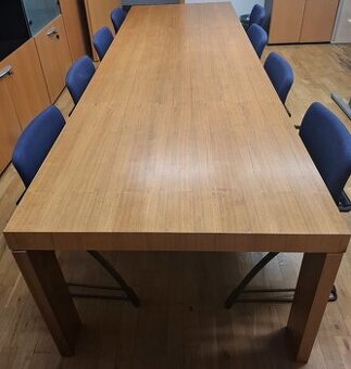 Stůl a 8 židlí