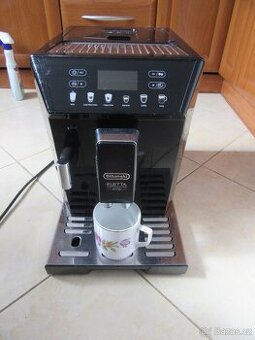 Nabízím kávovar Delongi . Spařovací jednotka je poškozená-ne