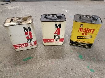 Staré olejové kanystry