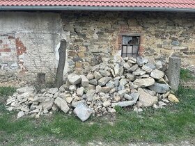 Kameny z rekonstrukce stodoly