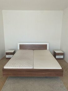 Manželská postel s rošty a matrací