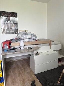 Vyvýšená postel s komodou a stolem