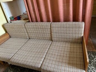 Křesla a gauč a čtyři židle se stolkem