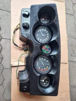 Přístrojový štít Tatra 613