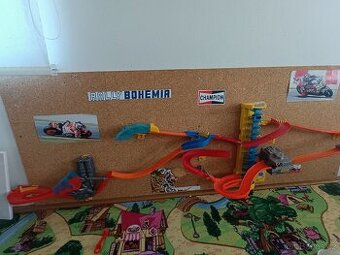 Hot wheels jízda po zdi, demoliční propadliště