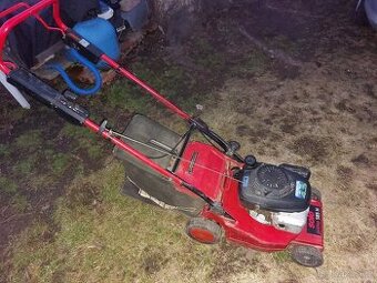 Benzinová sekačka Solo 585H s motorem Honda.