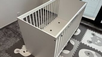 Bílá postýlka včetně matrace + 2x nepromokavé prostěradlo - 1