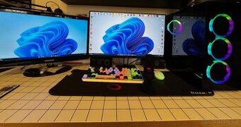Starší herní pc a monitory