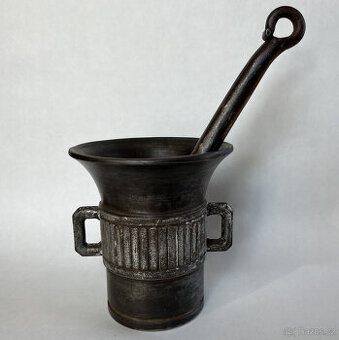 Starožitný velký železný hmoždíř s tloukem, 3 kg