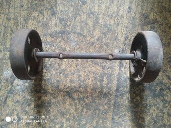 Stará litinová industriální kolečka a hřídelí -osou