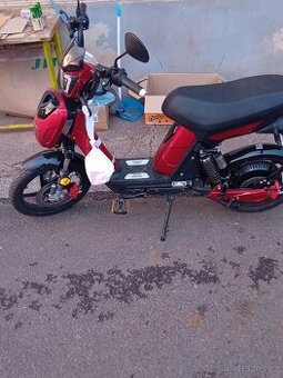 Nádherný skútr elektro skútr