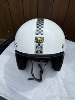 Retro helma na motorku