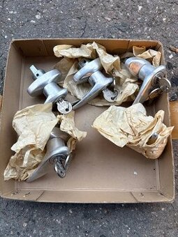 Uzamykatelná klika na garáž