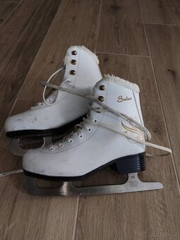 Dívčí lední brusle