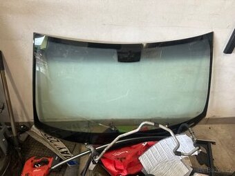 Čelní sklo Mercedes 211