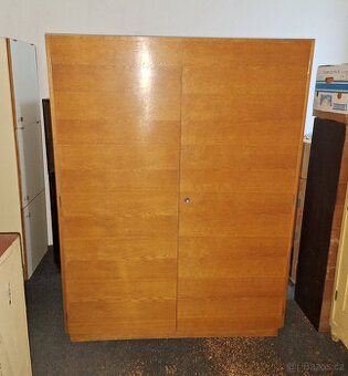 Masivní šatní skříň – tyč na ramínka + police (retro)