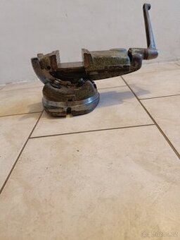 Svěrák strojní na frézu , vrtačku naklápěcí a otočný