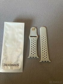 Šedobílý pásek na Apple Watch