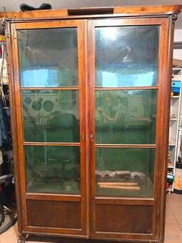 Starožitná vitrina s ručním sklem.