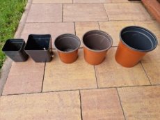 Květináče plastové