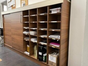 Prodám pevnou komodu / knihovnu / poštovnu