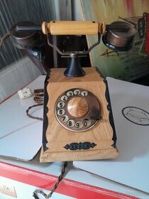 Starý dřevěný telefon