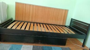 Prodam cernou drevenou postel s lamelovym rostem - 1
